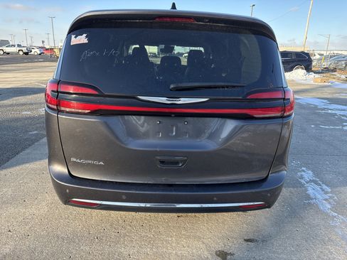 Used 2023 Chrysler Pacifica Touring-L image 4