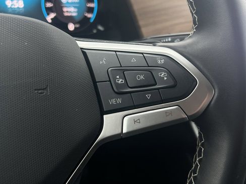 Used 2025 Volkswagen Atlas SE image 32