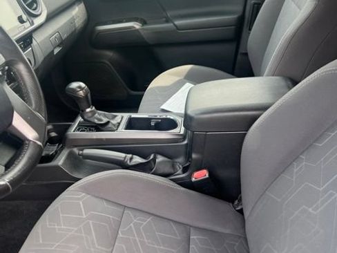 Used 2017 Toyota Tacoma SR5 AWD/4WD image 13