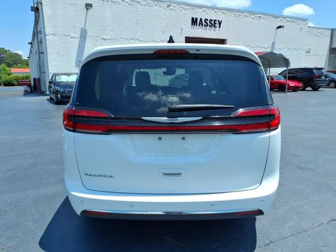 Used 2023 Chrysler Pacifica Touring-L FWD image 4