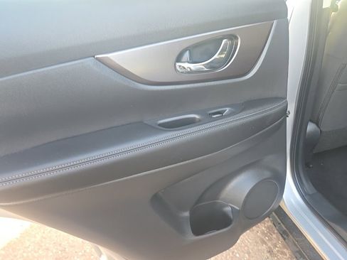 Used 2016 Nissan Rogue SV image 23