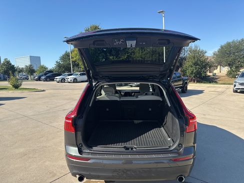 Used 2021 Volvo XC60 T5 Momentum w/ Premium Package image 8