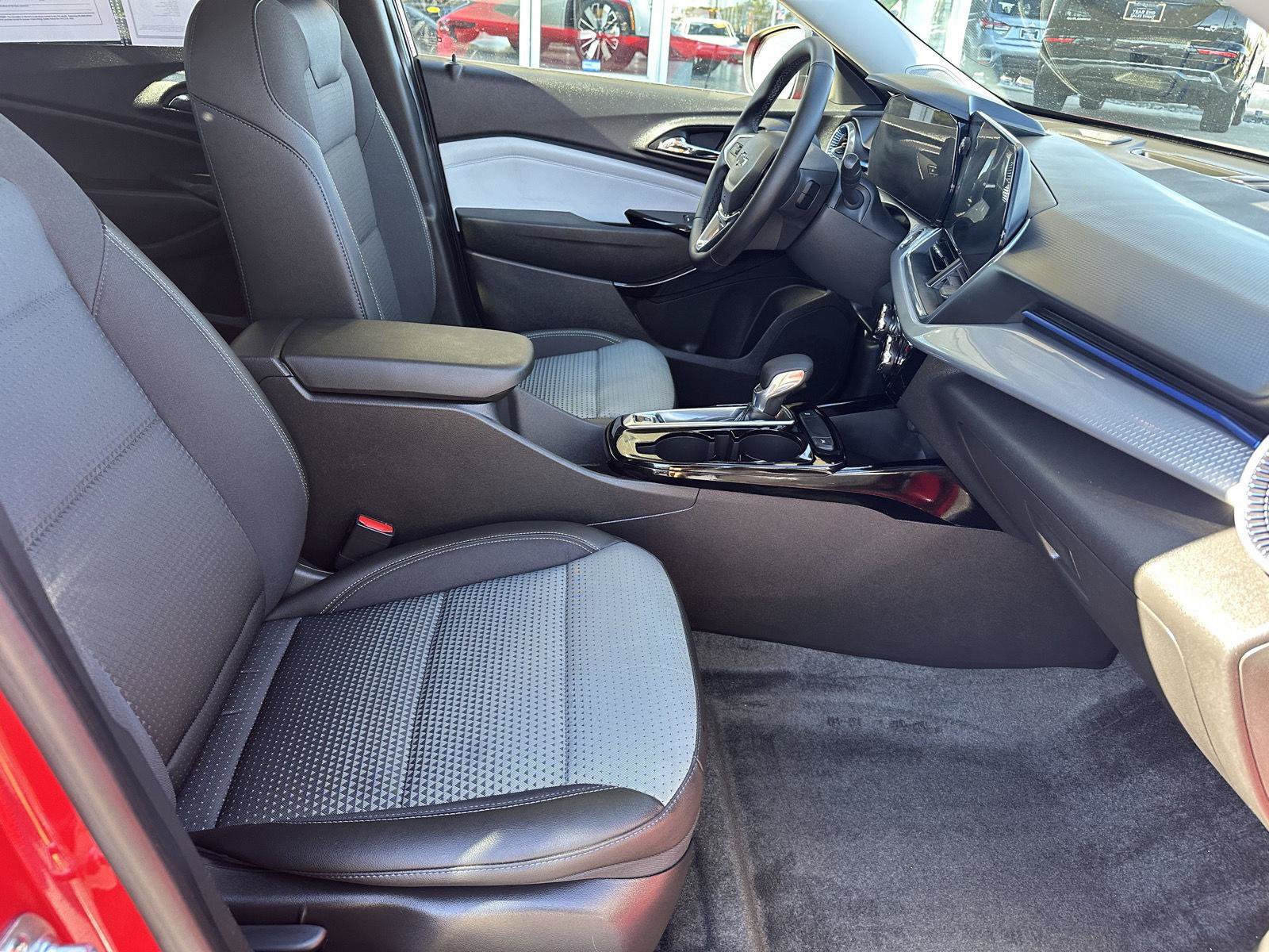 Used 2026 Chevrolet Trax LT w/ Driver Confidence Package FWD image 25