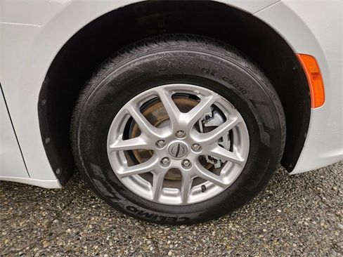 Used 2024 Chrysler Pacifica Touring-L image 8