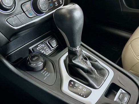 Used 2015 Jeep Cherokee Limited w/ Luxury Group AWD/4WD image 18