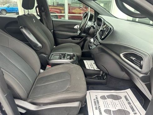 Used 2021 Chrysler Pacifica Touring w/ S Appearance Package FWD image 11
