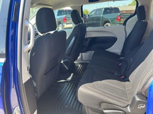 Used 2018 Chrysler Pacifica Touring Plus w/ Tire & Wheel Group FWD image 22