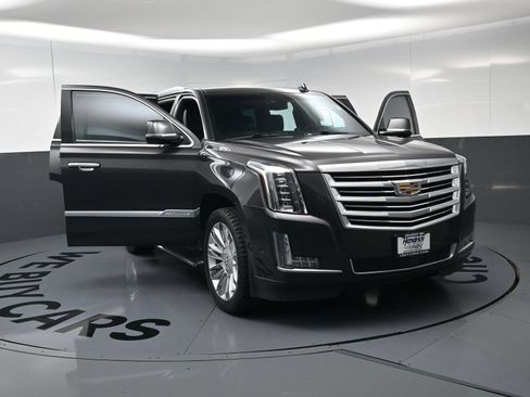 Used 2018 Cadillac Escalade Platinum AWD/4WD image 22