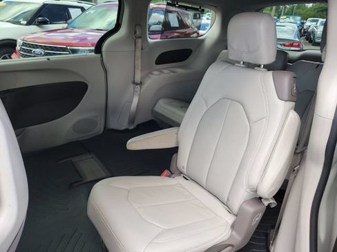 Used 2021 Chrysler Pacifica Touring-L FWD image 13