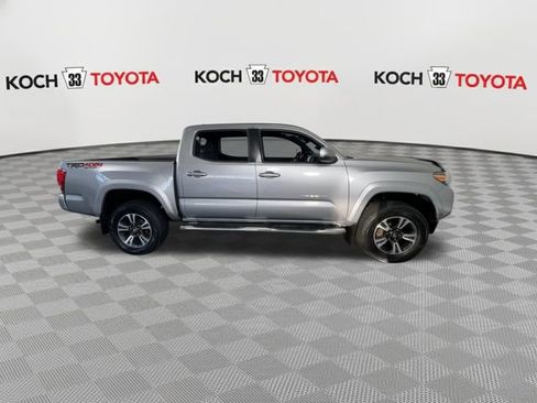 Used 2016 Toyota Tacoma TRD Sport image 9