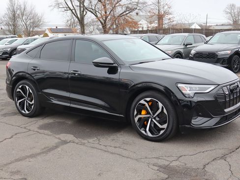 Used 2022 Audi e-tron Premium Plus w/ Premium Plus Package image 3