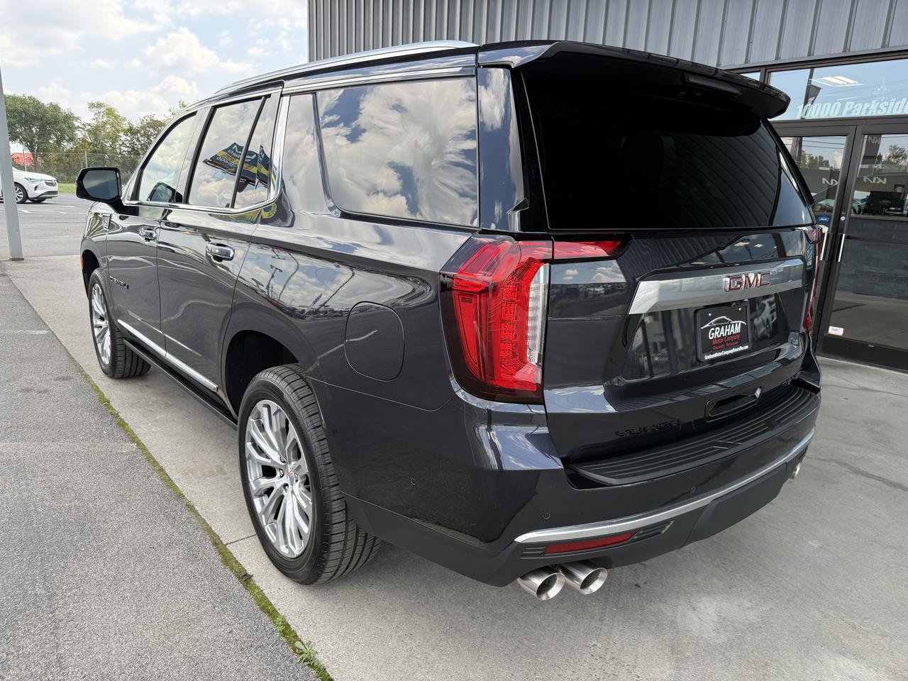 Used 2024 GMC Yukon Denali w/ Advanced Technology Package AWD/4WD image 6