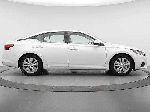 Used 2025 Nissan Sentra S image 11