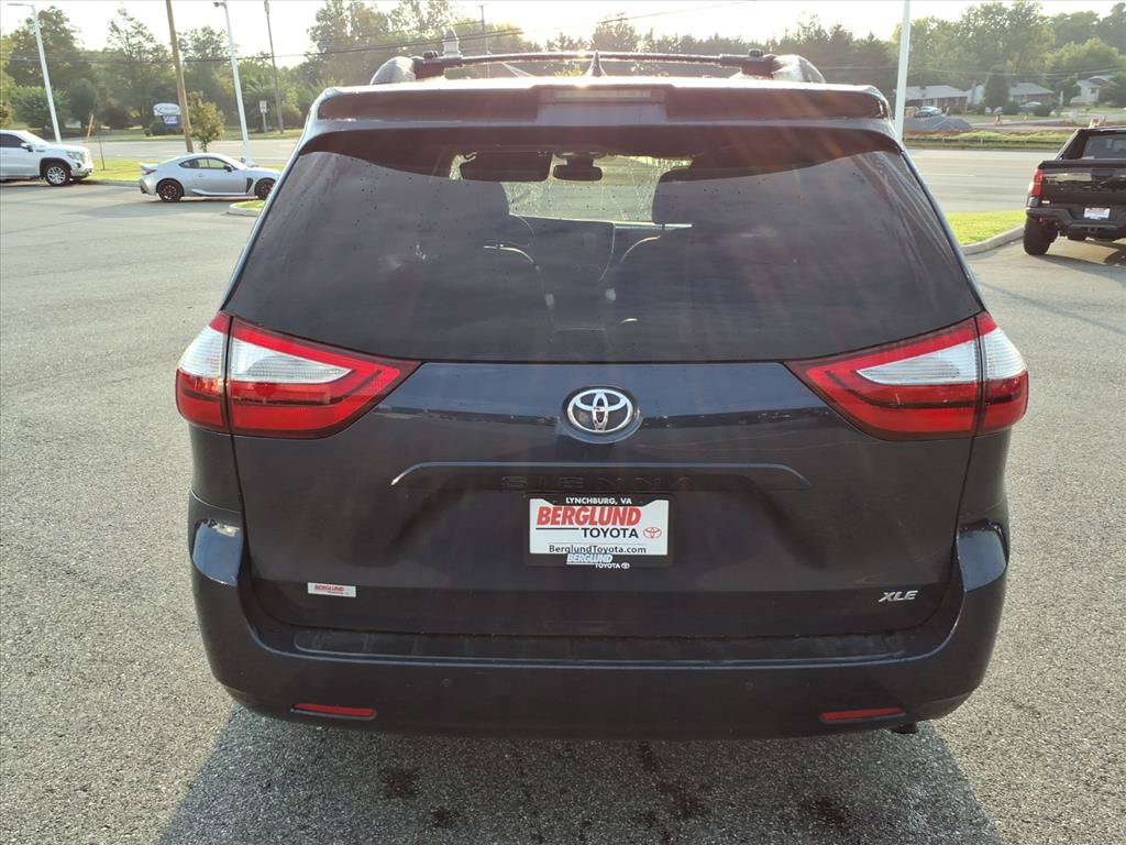 Used 2019 Toyota Sienna XLE w/ XLE Navigation Package FWD image 11