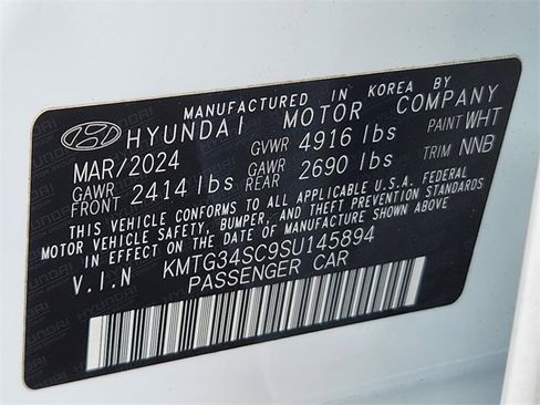 Used 2025 Genesis G70 2.5T image 32