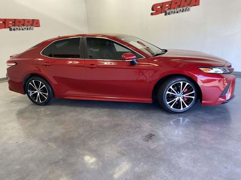 Used 2020 Toyota Camry SE w/ Convenience Package FWD image 2