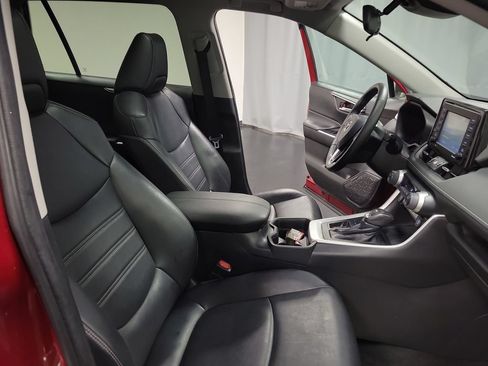 Used 2020 Toyota RAV4 XLE Premium FWD image 31