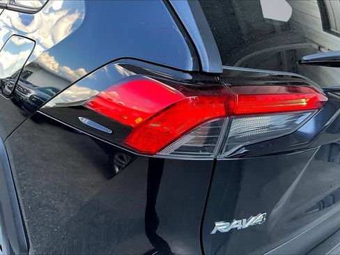 Used 2021 Toyota RAV4 LE FWD image 21