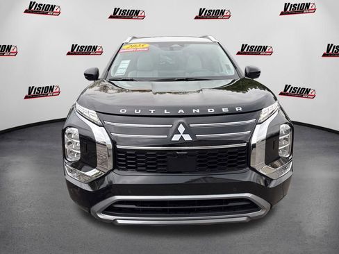 Used 2025 Mitsubishi Outlander AWD image 2