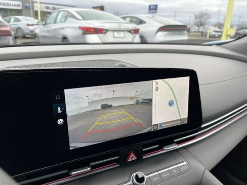 Used 2025 Hyundai Elantra SEL image 17