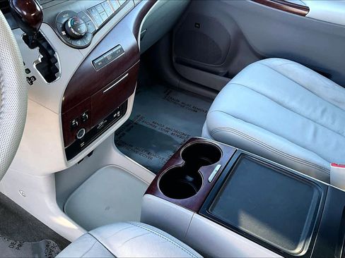 Used 2014 Toyota Sienna XLE image 16