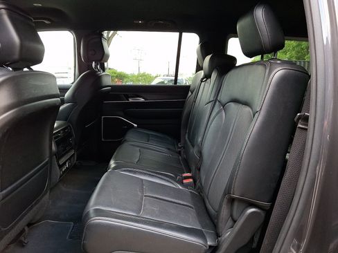 Used 2024 Jeep Wagoneer L Series II w/ Flexible Seating Group AWD/4WD image 11