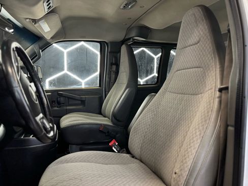 Used 2017 Chevrolet Express 2500 Van 3D image 11