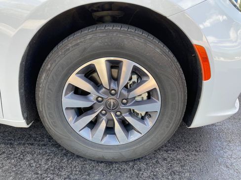 Used 2024 Chrysler Pacifica Limited FWD image 18