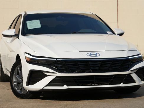 Used 2025 Hyundai Elantra Hybrid FWD image 2