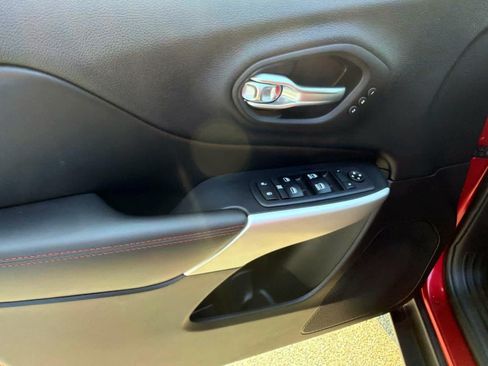 Used 2017 Jeep Cherokee Trailhawk AWD/4WD image 14