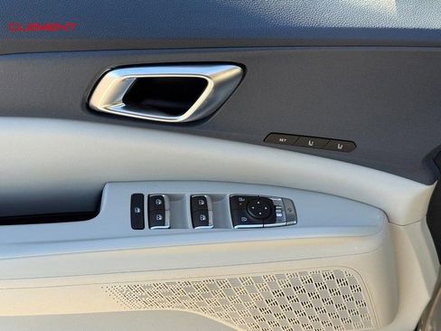 Used 2025 Kia Carnival EX image 19