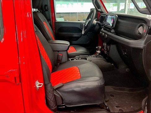 Used 2024 Jeep Wrangler Unlimited Rubicon w/ XTREMEE 35" Tire Package image 8