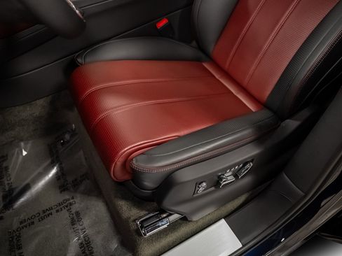 Used 2022 Bentley Bentayga image 33