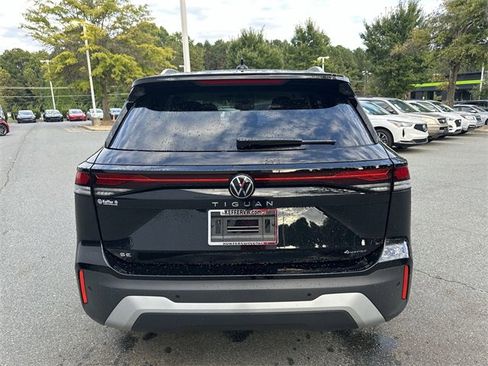 New 2025 Volkswagen Tiguan SE image 4
