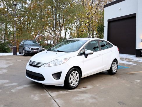 Used 2013 Ford Fiesta SE image 3