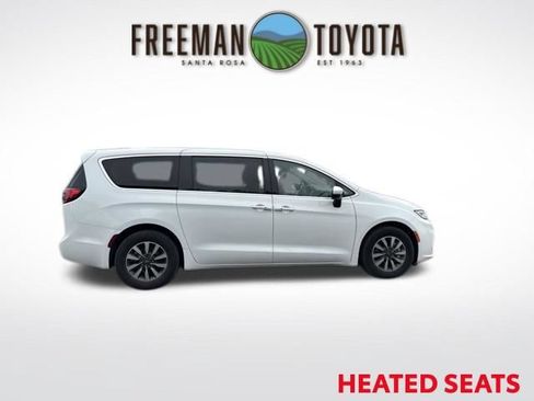 Used 2023 Chrysler Pacifica Touring-L FWD image 4