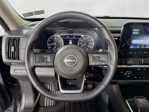 Used 2025 Nissan Pathfinder SL AWD/4WD image 12