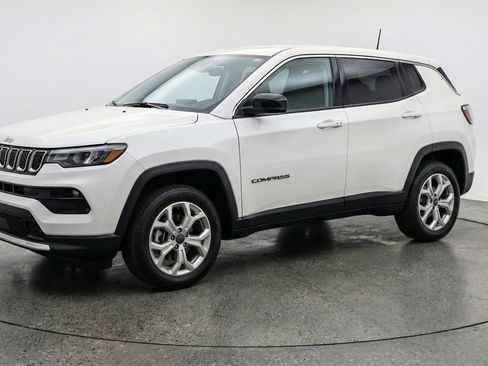 Used 2025 Jeep Compass Latitude AWD/4WD image 3