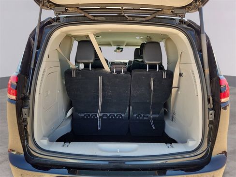 Used 2024 Chrysler Pacifica Select image 12