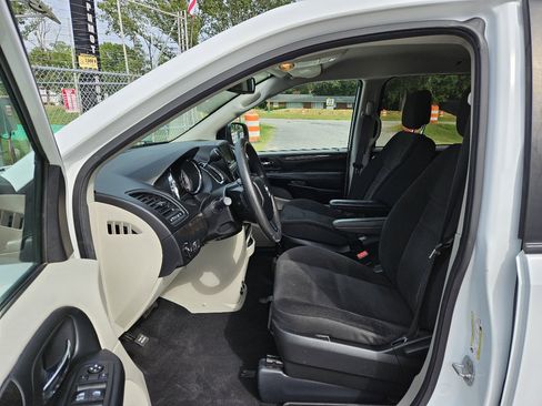 Used 2019 Dodge Grand Caravan SE w/ UConnect Hands-Free Group image 10