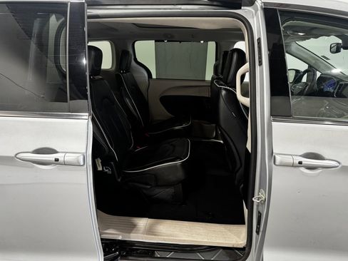 Used 2024 Chrysler Pacifica Limited FWD image 23