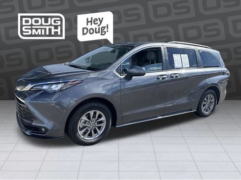 Used 2025 Toyota Sienna XLE FWD image 1