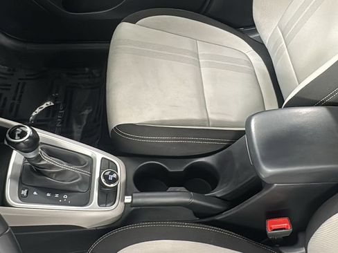 Used 2024 Hyundai Venue SEL image 32