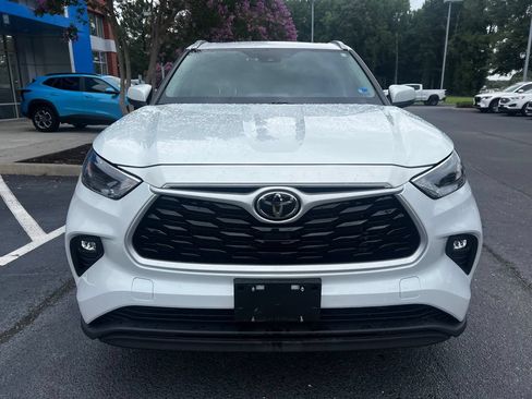 Used 2022 Toyota Highlander XLE AWD/4WD image 3