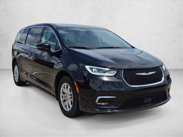 Used 2024 Chrysler Pacifica Touring-L FWD image 3
