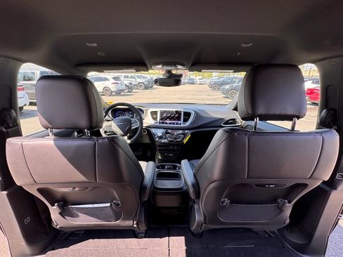 Used 2027 Chrysler Pacifica Select FWD image 24