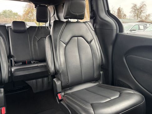 Used 2025 Chrysler Pacifica Select image 40