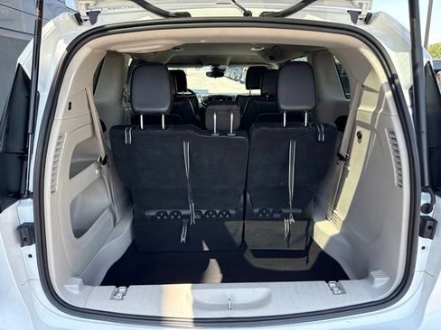 Used 2023 Chrysler Pacifica Touring-L FWD image 5