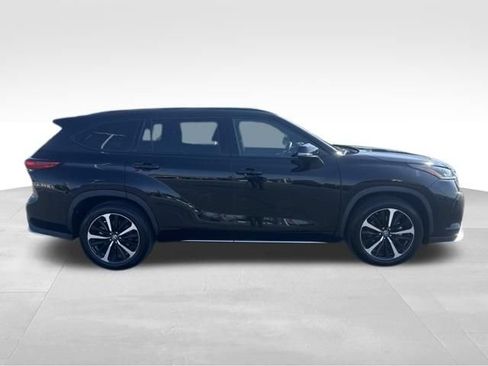 Used 2022 Toyota Highlander XSE FWD image 6
