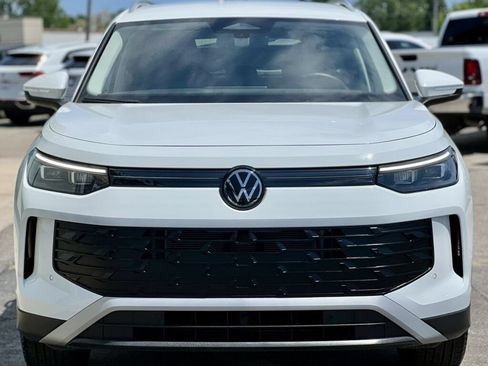 Used 2025 Volkswagen Tiguan SE FWD image 7